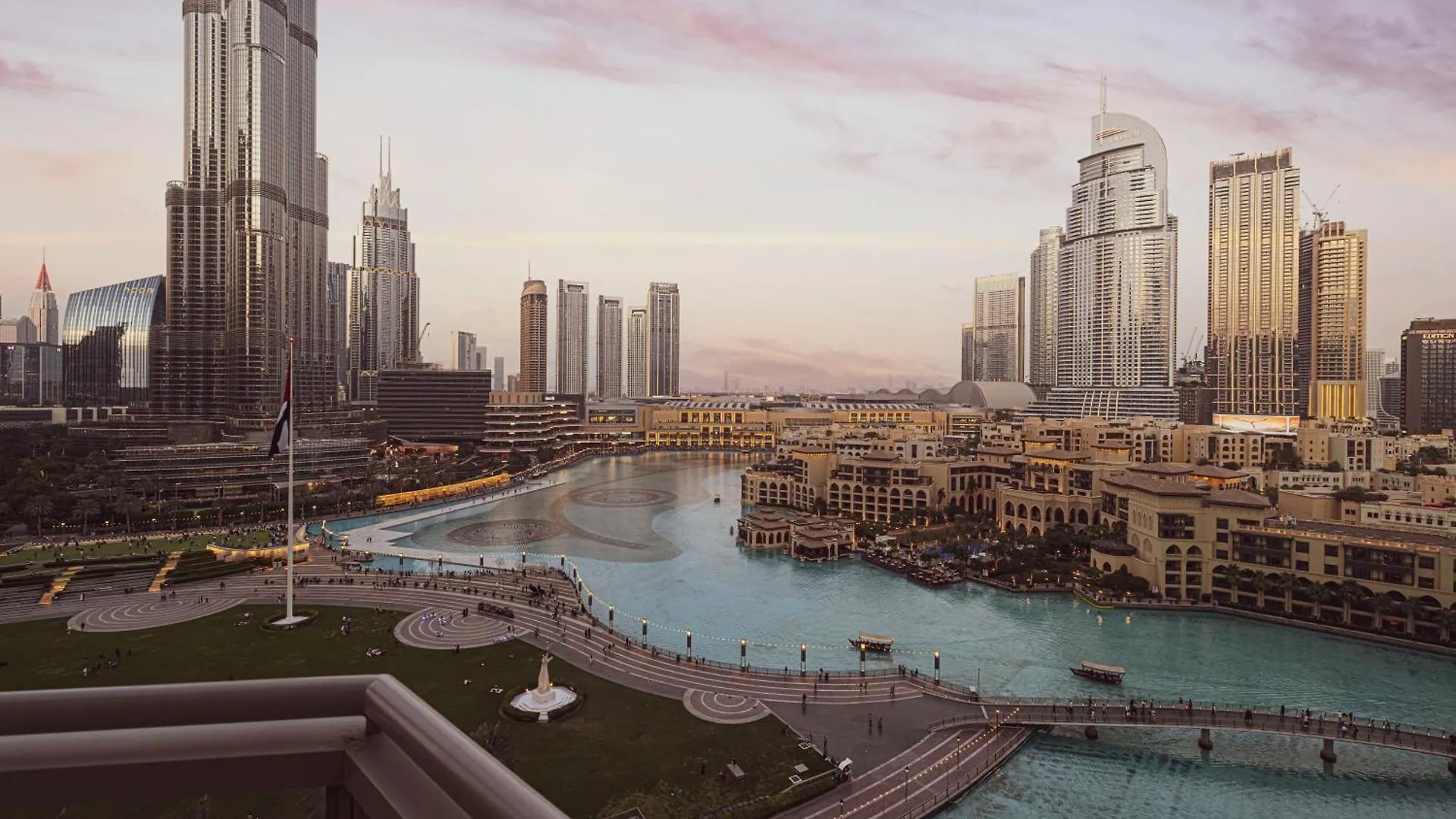 Stunning 2Br Iconic Burj & Fountain View Apartment Dubai